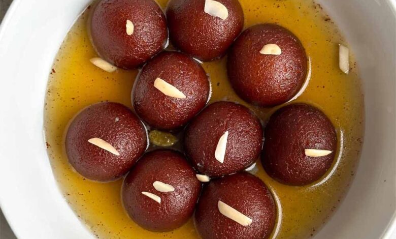 घर-पर-ऐसे-बनाएं-रसीले-और-मुलायम-गुलाब-जामुन-–-आसान-रेसिपी