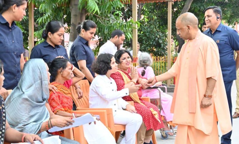 सीएम-योगी-ने-चॉकलेट-देकर-बच्चों-पर-लुटाया-प्यार,-की-आत्मीय-बातचीत