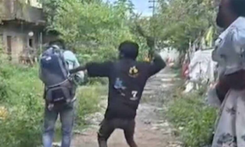 भगवाराज-जिंदाबाद-के-नारे-के-साथ-आरोपी-ने-बेल्ट-से-दो-युवकों-को-पीटा,-वीडियो-वायरल;-पुलिस-सतर्क