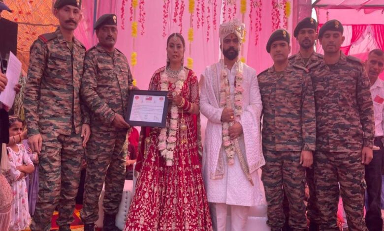 शहीद-की-बहन-की-शादी-में-सैनिकों-ने-फूलों-से-सजी-छतरी-उठाई,-भाई-का-फर्ज-निभाते-हुए-हिमाचल-में-अनोखा-दृश्य