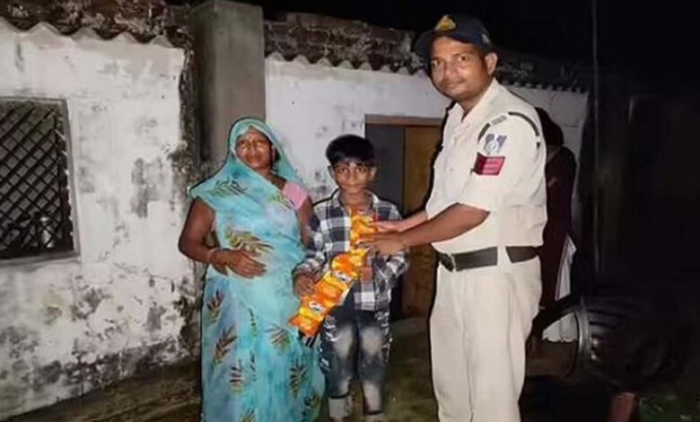 सिंगरौली में कुरकुरे न मिलने पर बच्चे ने पुलिस को किया फोन, बोला – मां ने बांधकर पीटा