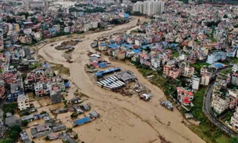 नेपाल-में-भारी-बारिश-का-कहर:-भूस्खलन-और-बाढ़-से-51-की-मौत,-सैकड़ों-फंसे-यात्री
