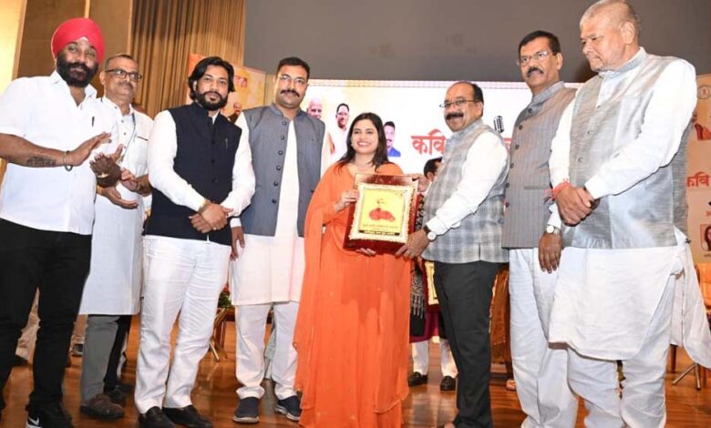 छत्तीसगढ़-राज्य-युवा-आयोग-द्वारा-पंडित-दीनदयाल-उपाध्याय-ऑडिटोरियम,-रायपुर-में-आयोजित-हुआ-युवा-कवि-सम्मेलन