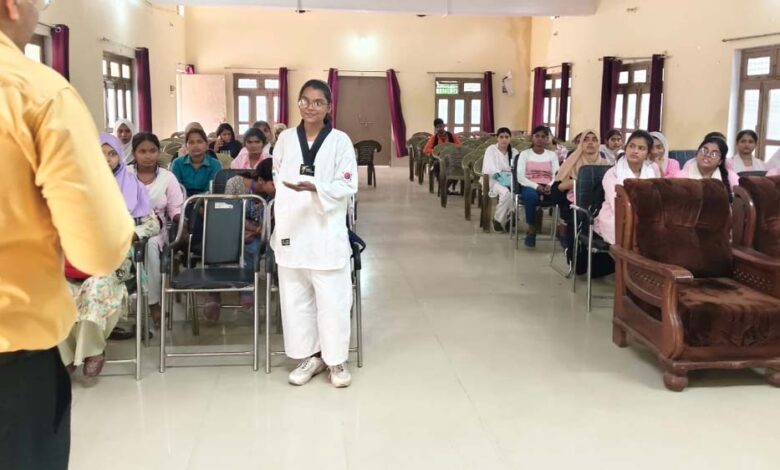 मिशन-शक्ति-5.0:-छात्राओं-को-आत्मरक्षा-से-मिल-रही-आत्मविश्वास-की-सीख