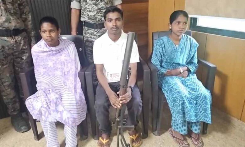 नक्सलियों-का-आत्मसमर्पण:-2-महिलाएँ-समेत-3-ने-किया-आत्मसमर्पण,-हर-एक-पर-1-लाख-रुपए-का-इनाम
