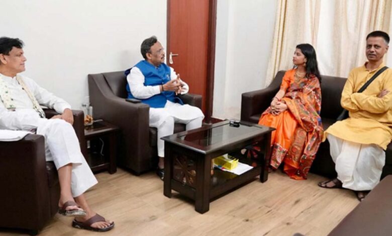 bjp-नेताओं-से-मुलाकात-के-बाद-मैथिली-ठाकुर-ने-दिया-सियासत-में-आने-का-संकेत,-बताई-संभावित-सीट