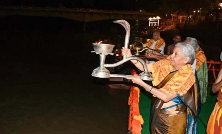 मां-सरयू-की-भव्य-आरती-में-शामिल-हुईं-केंद्रीय-वित्त-मंत्री-निर्मला-सीतारमण