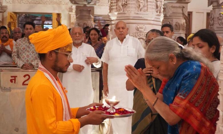 अयोध्या-में-वित्त-मंत्री-निर्मला-सीतारमण-ने-परिवार-संग-उतारी-प्रभु-श्रीरामलला-की-आरती