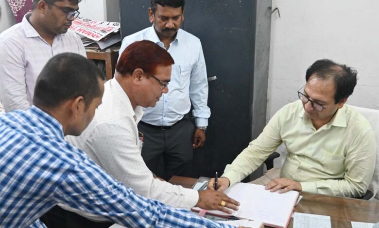 कलेक्टर-ने-किया-जिला-कोषालय-का-निरीक्षण