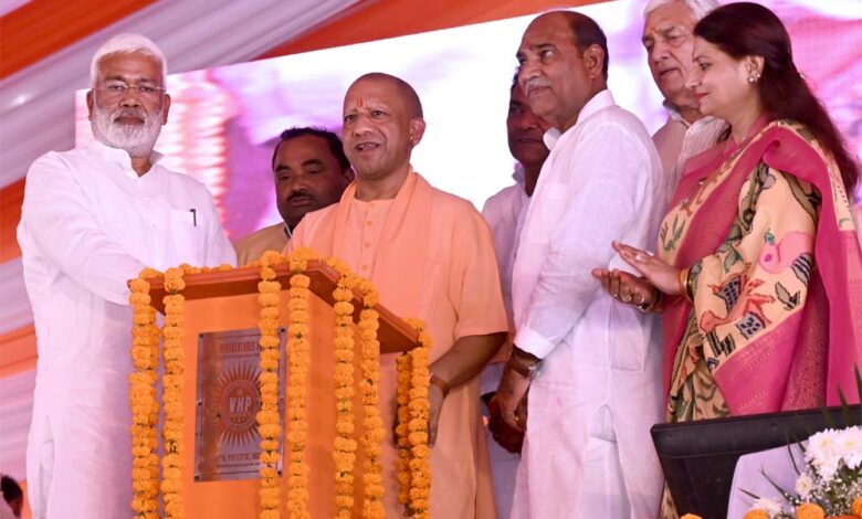 सपा-मुखिया-को-संतों,-सामाजिक-न्याय-के-पुरोधाओं-में-सांप्रदायिकता-दिखती-है-और-दंगाइयों-में-शांति-के-दूत-नजर-आते-हैंः-योगी
