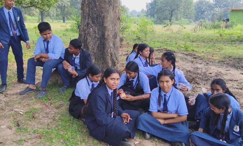 शिक्षिका-के-खिलाफ-छात्रों-का-धरना-:-आरोप-–-तीन-सालों-से-कर-रही-मानसिक-प्रताड़ना,-प्रभावशाली-रिश्तों-का-डर-दिखाती-हैं