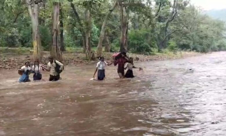 बारिश-में-फंसी-स्कूली-बच्ची,-रेस्क्यू-ऑपरेशन-कर-कराई-नदी-पार