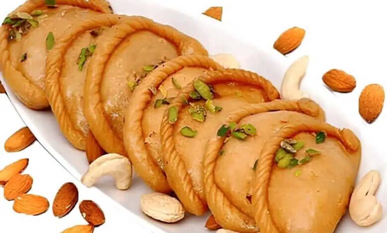 दीपावली-स्पेशल:-सूजी-की-क्रिस्पी-और-टेस्टी-गुजिया-घर-पर-बनाएं,-जानें-आसान-रेसिपी