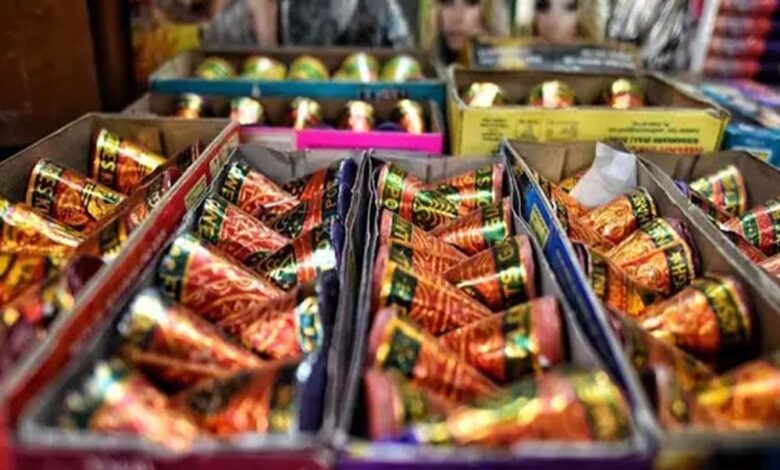ग्रीन-पटाखे-vs-नॉर्मल-पटाखे:-जानिए-क्या-सच-में-नहीं-निकलता-इनमें-से-धुआं?