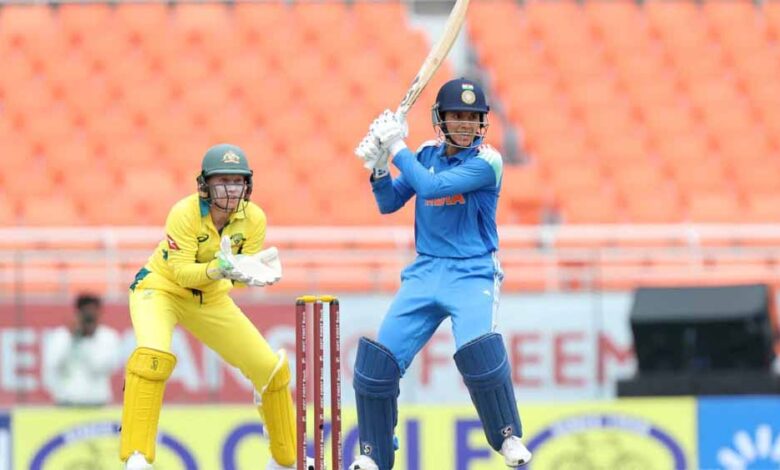 भारत-ने-ऑस्ट्रेलिया-को-331-रन-का-टारगेट-दिया,-मंधाना-रावल-ने-किया-धमाका!