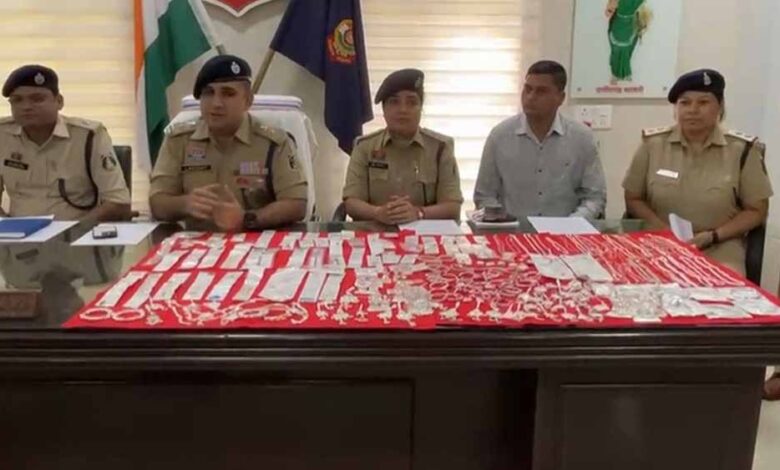 ज्वेलरी-शॉप-चोरी-का-खुलासा:-नाबालिग-मास्टरमाइंड-सहित-दो-गिरफ्तार,-लाखों-के-गहने-बरामद