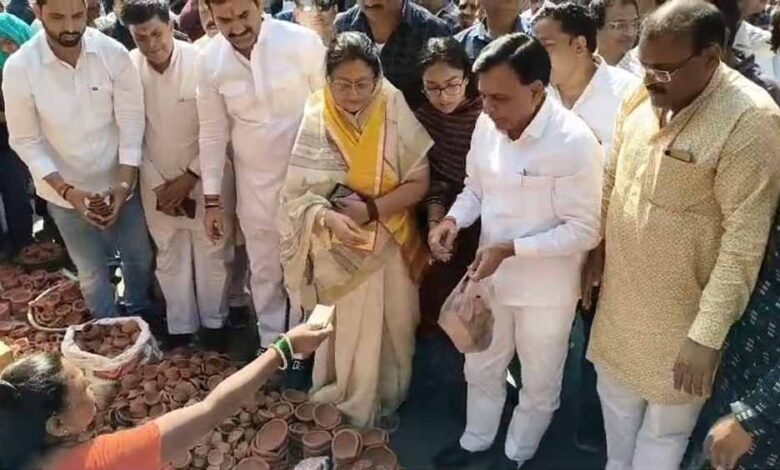 उप-मुख्यमंत्री-देवड़ा-ने-इंदौर-राजवाड़ा-बाजार-से-खरीदे-मिट्टी-के-दीपक