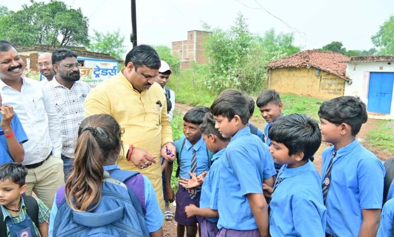 रायपुर-:-शिक्षा-मंत्री-गजेन्द्र-यादव-ने-विद्यार्थियों-से-की-आत्मीय-भेंट,-अनुशासन-और-लगन-को-बताया-सफलता-का-मंत्र