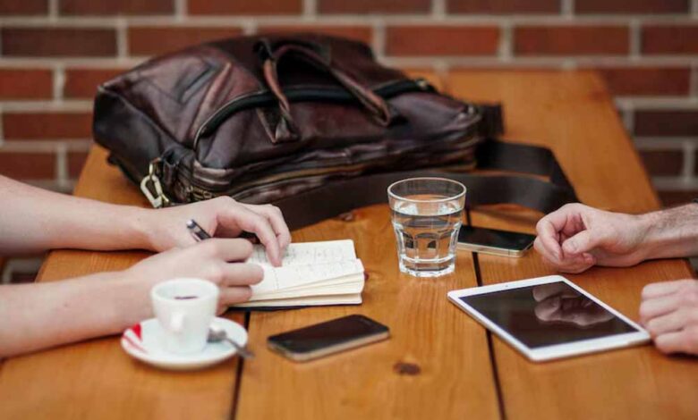 डिप्रेशन-से-सुरक्षा-कवच:-कॉल-और-ई-मेल-नहीं,-‘सामने-की-मुलाकात’-है-ज़रूरी