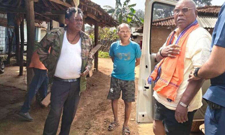 नक्सली-धमकी:-पूर्व-उपसरपंच-के-घर-चिपकाया-पर्चा,-कहा–-राजनीति-मत-करो