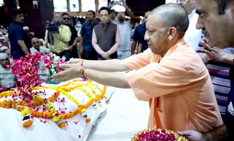 सीएम-योगी-ने-किए-संत-शिरोमणि-साईं-चांडूराम-जी-के-अंतिम-दर्शन,-अर्पित-की-श्रद्धांजलि