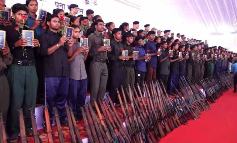 छत्तीसगढ़-में-नक्सलवाद-को-बड़ा-झटका:-208-नक्सलियों-ने-हथियार-डाल-किए-आत्मसमर्पण