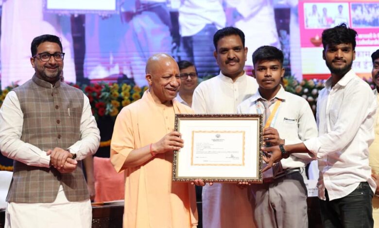 दीपावली-पर-मुख्यमंत्री-योगी-का-बड़ा-उपहार:-प्रदेश-के-28-लाख-कर्मचारियों-व-पेंशनरों-के-महंगाई-भत्ते-में-3-प्रतिशत-की-वृद्धि