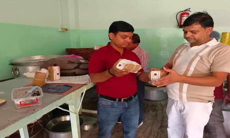दिवाली-से-पहले-गोरखपुर,-चंदौली,-अलवर-और-दिल्ली-में-ज़हरीली-मिठाई-बरामद,-प्रशासन-का-बड़ा-एक्शन