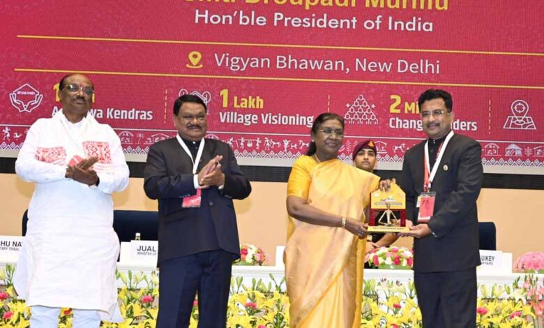 राष्ट्रपति-ने-छत्तीसगढ़-को-किया-सम्मानित:-आदि-कर्मयोगी-अभियान-और-पीएम-जनमन-योजना-में-सर्वश्रेष्ठ-प्रदर्शन-करने-वाला-राज्य-घोषित