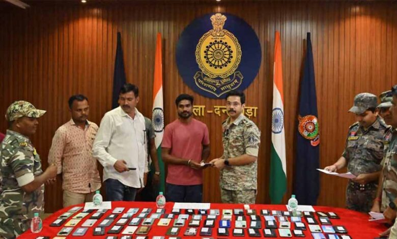 धनतेरस-पर-दंतेवाड़ा-पुलिस-की-बड़ी-पहल,-लौटाए-107-खोए-हुए-मोबाइल