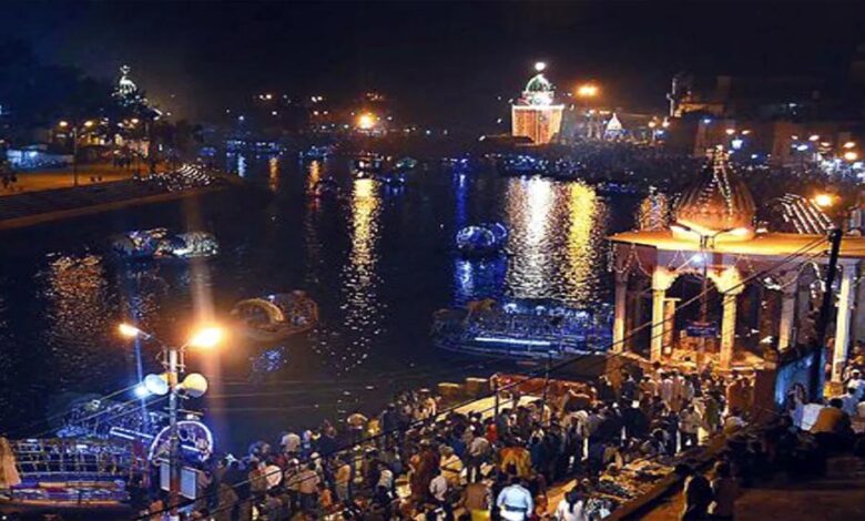 चित्रकूट-में-दीपावली-मेले-की-भव्य-शुरुआत,-पहले-दिन-उमड़े-8-लाख-श्रद्धालु;-आज-cm-मोहन-करेंगे-कामदगिरी-परिक्रमा