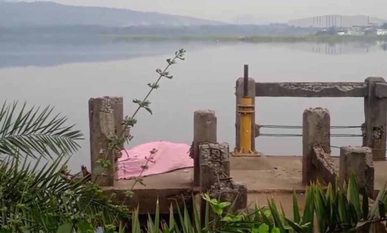 डेम-के-पास-मिला-तीन-दिन-से-लापता-युवक-का-शव,-परिजनों-ने-हत्या-की-आशंका-जताई
