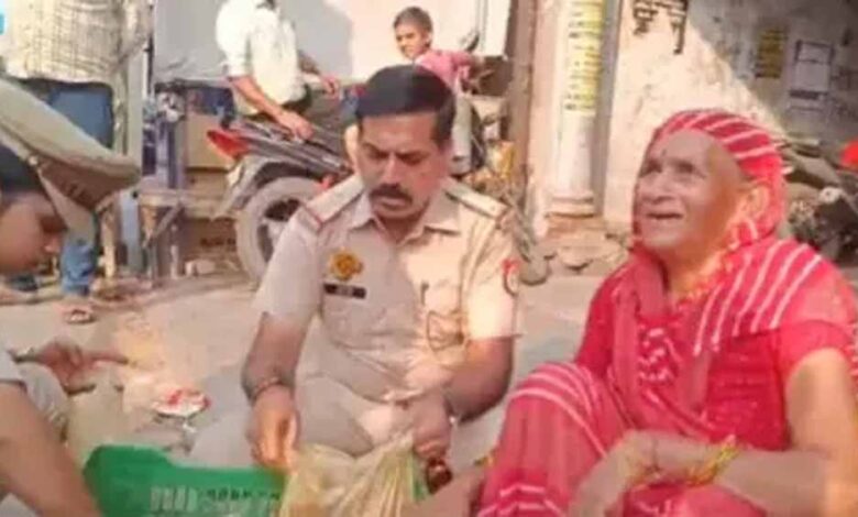 बूढ़ी माता की मायूसी गई दूर, थानेदार ने खरीदे सभी दीये – दीपावली की दिल छू लेने वाली कहानी