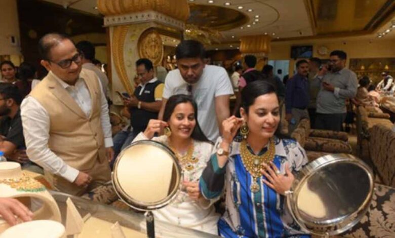 फेस्टिव-सीजन-की-रफ्तार:-कारों-से-लेकर-गोल्ड-कॉइन-तक-बिक्री-ने-तोड़ा-रिकॉर्ड