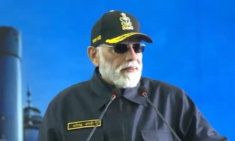 pm-मोदी-ने-समुद्र-में-नौसेना-संग-मनाई-दिवाली,-ins-विक्रांत-का-नाम-सुनते-ही-कांपा-पाकिस्तान