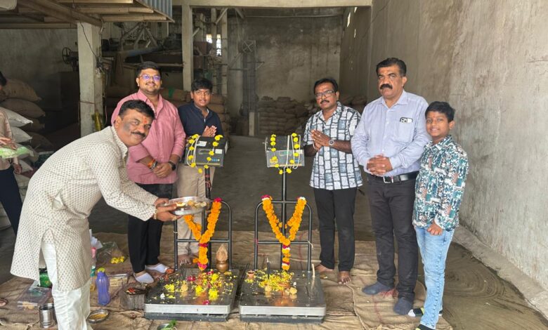 करोंद-मंडी-में-हुए-मुहूर्त-के-सौदे:-सोयाबीन-के-भाव-800-रुपए-गिरे,-गेहूं-मक्का-में-भी-गिरावट;-100-ट्रॉली-उपज-की-हुई-आवक