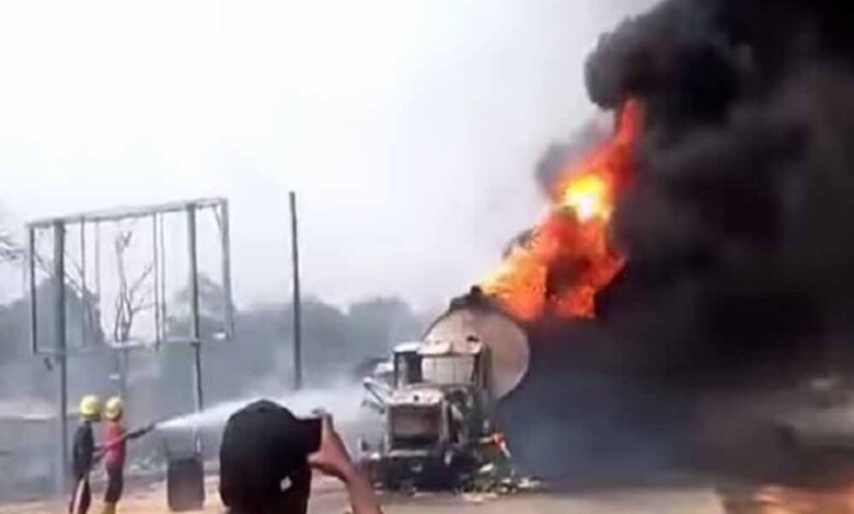भोपाल-के-पास-ट्रैजेडी:-तेल-टैंकर-पलटा,-ग्रामीण-जमा-हुए-और-फिर-हुआ-भयंकर-विस्फोट-–-42-की-मौत