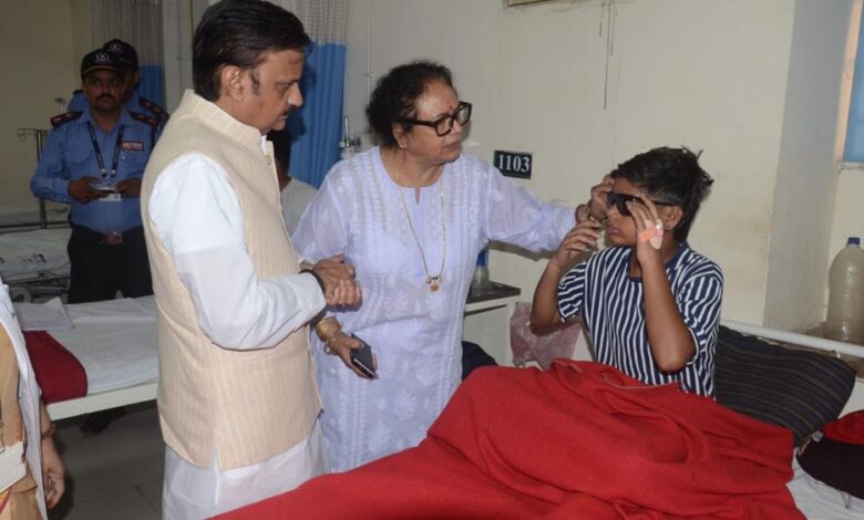 उप-मुख्यमंत्री-शुक्ल-ने-हमीदिया-अस्पताल-में-कार्बाइड-गन-से-प्रभावित-युवाओं-एवं-बच्चों-का-हाल-जाना