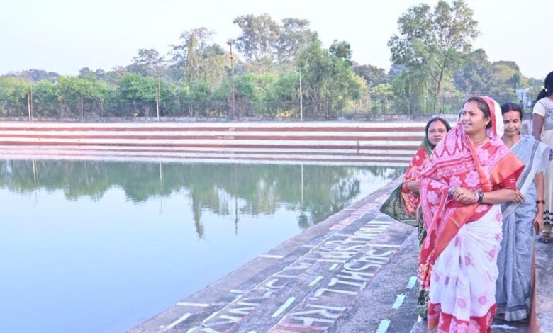रायपुर-:-छठ-पर्व-की-तैयारी-का-लिया-जायजा-–-मंत्री-श्रीमती-लक्ष्मी-राजवाड़े-ने-किया-भटगांव-छठ-घाट-का-निरीक्षण