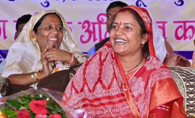 रायपुर-:-मंत्री-श्रीमती-लक्ष्मी-राजवाड़े-ने-रजवार-समाज-के-उत्कृष्ट-विद्यार्थियों-का-किया-सम्मान