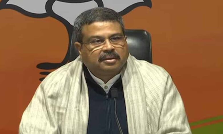 केंद्रीय-मंत्री-धर्मेंद्र-प्रधान-ने-पाग-विवाद-पर-मांगी-माफी,-मैथिली-ठाकुर-के-कार्यक्रम-में-हुई-घटना-पर-जताया-अफसोस