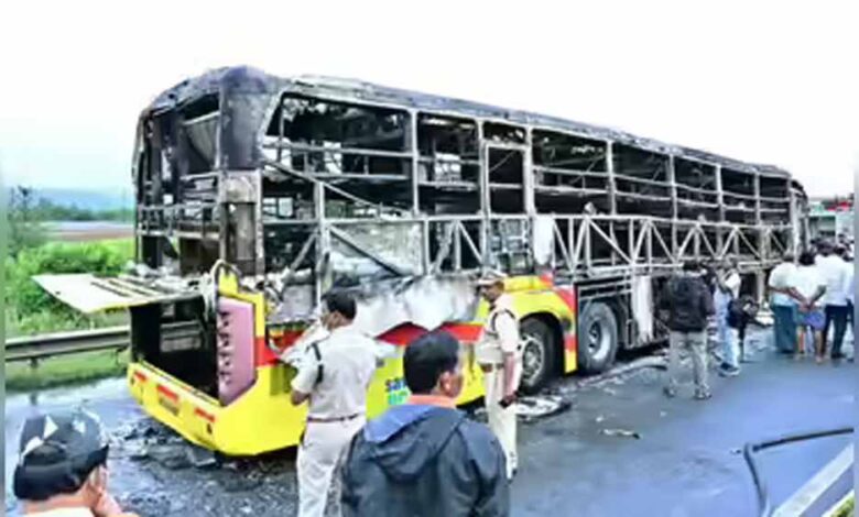 चलती-इलेक्ट्रिक-बस-में-धमाका!-बैट्री-ब्लास्ट-से-कुछ-ही-मिनटों-में-बस-बनी-आग-का-गोला