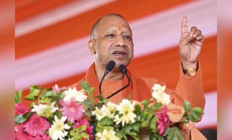 योगी-आदित्यनाथ-की-अचानक-हापुड़-यात्रा,-गंगा-में-चढ़ाया-दूध-और-अधिकारियों-से-की-अहम-बैठक