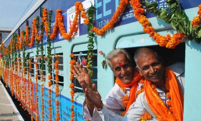 महासमुंद-:-महासमुंद-जिले-से-323-श्रद्धालु-मुख्यमंत्री-तीर्थ-दर्शन-योजना-अंतर्गत-हुए-प्रयागराज-काशी-रवाना