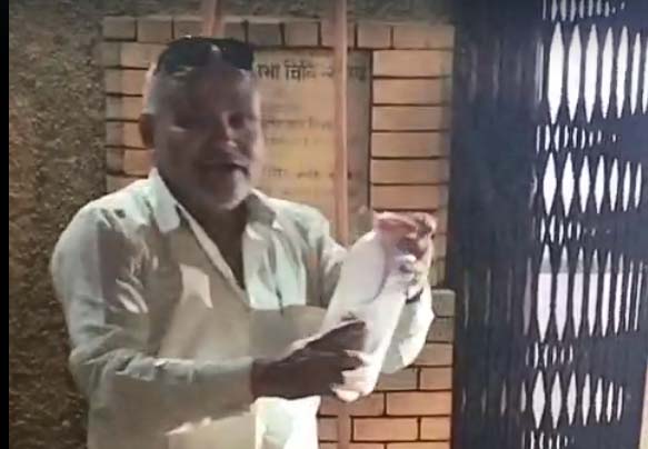 विधानसभा-डिस्पेंसरी-में-किंग-कोबरा-का-हड़कंप,-तीन-घंटे-की-मशक्कत-के-बाद-सलीम-भाई-ने-किया-सफल-रेस्क्यू