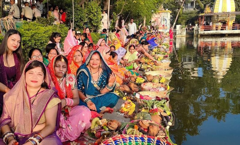 लोक-आस्‍था-के-पर्व-छठ-पर-महिलाओं-ने-अस्‍ताचलगामी-सूर्य-को-दिया-अर्घ्‍य,-आमातालाब-छठ-घाट-पर-उमड़े-श्रद्धालु