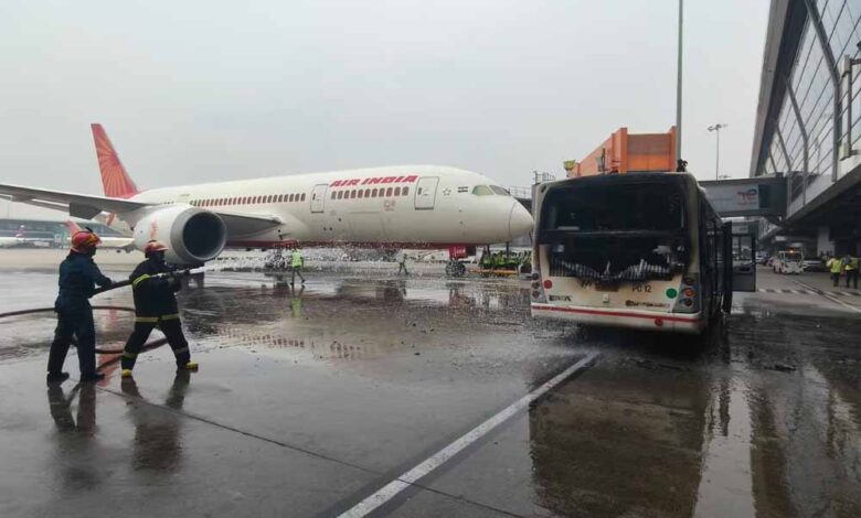 दिल्ली-एयरपोर्ट-पर-हड़कंप:-विमान-के-पास-खड़ी-एयर-इंडिया-की-बस-में-लगी-भीषण-आग,-मचा-अफरा-तफरी