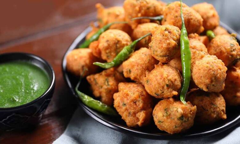 चाय-संग-परफेक्ट-हैं-मूंग-दाल-के-पकौड़े