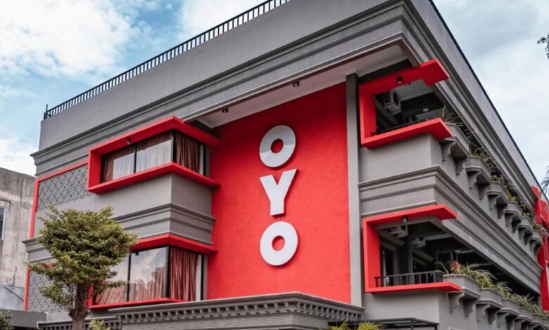 वाराणसी-में-पुलिस-का-बड़ा-अभियान:-oyo-होटल-से-वेश्यावृत्ति-गिरोह-का-हुआ-पर्दाफाश