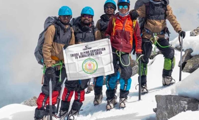 हिमालय-में-गूँजी-जशपुर-की-गूंज:-आदिवासी-युवाओं-ने-जगतसुख-पीक-पर-खोला-नया-मार्ग